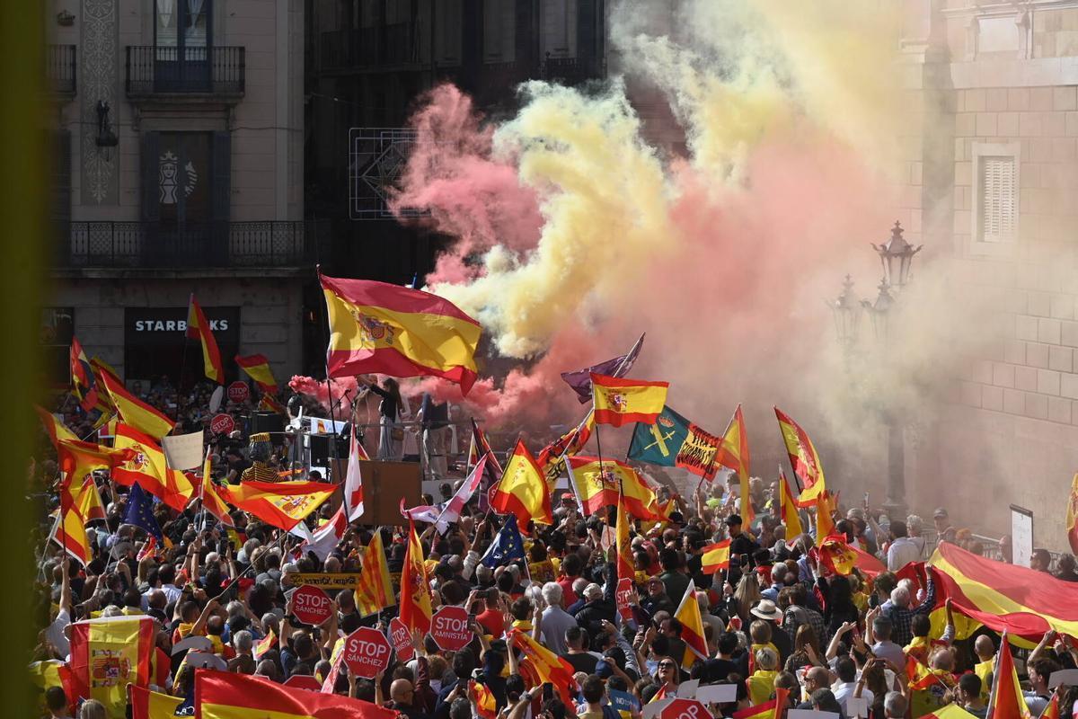 Concentración en plaça Sant Jaume convocada por el PP contra la amnistía