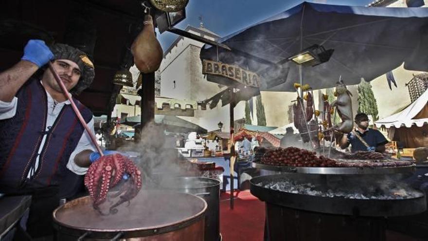 La gastronomía es uno de los grandes alicientes de la Fira de Tots Sants de Cocentaina, como lo demuestra esta imagen del Mercado Medieval junto al Palau Comtal.