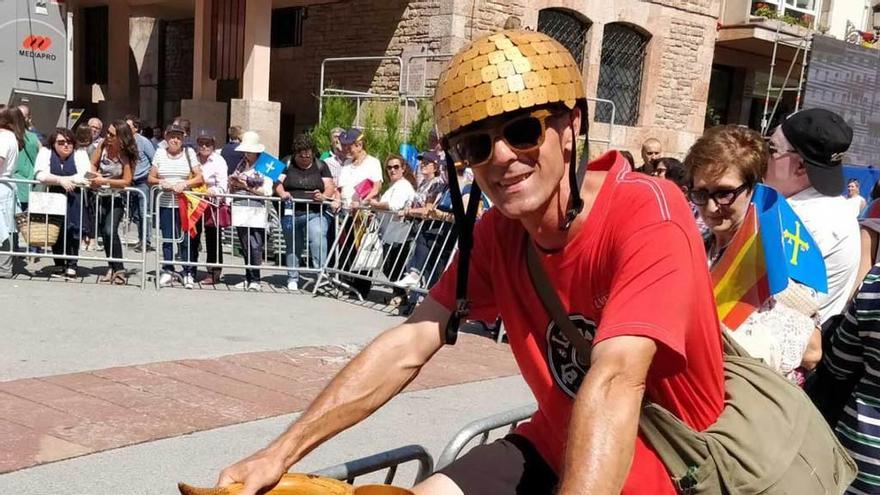 Milos Smilnak, con su bicicleta de madera, que llamó la atención del Rey.