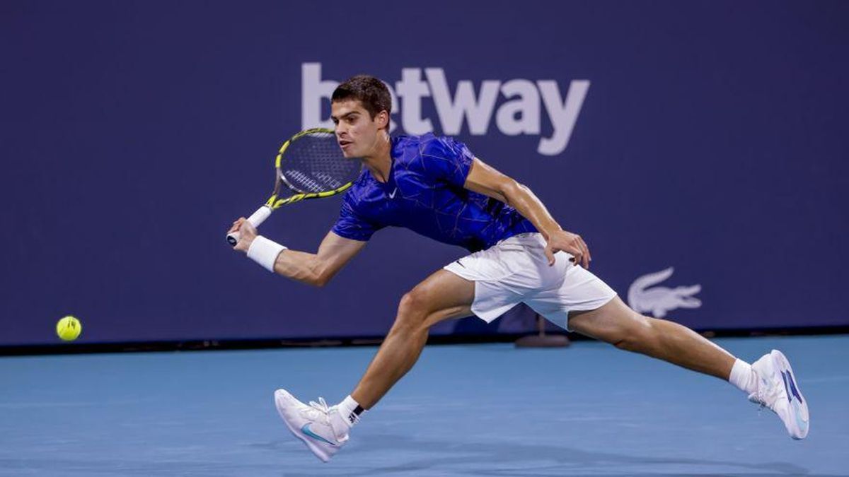Carlos Alcaraz derrota Tsitsipas i passa a quarts a Miami Carlos Alcaraz derrota Tsitsipas i passa a quarts a Miami