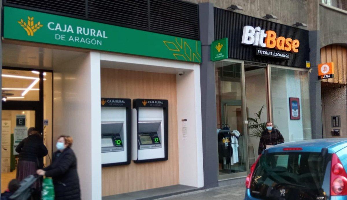 Una tienda de Bitbase, junto a un banco tradicional. 