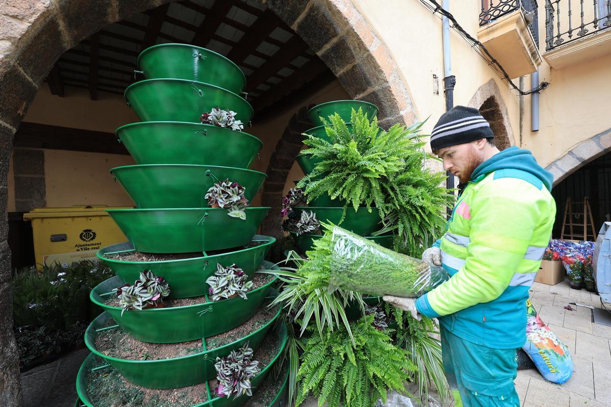 Fotogalería I Vila-real instala su árbol de Navidad más sostenible en la plaza de la Vila