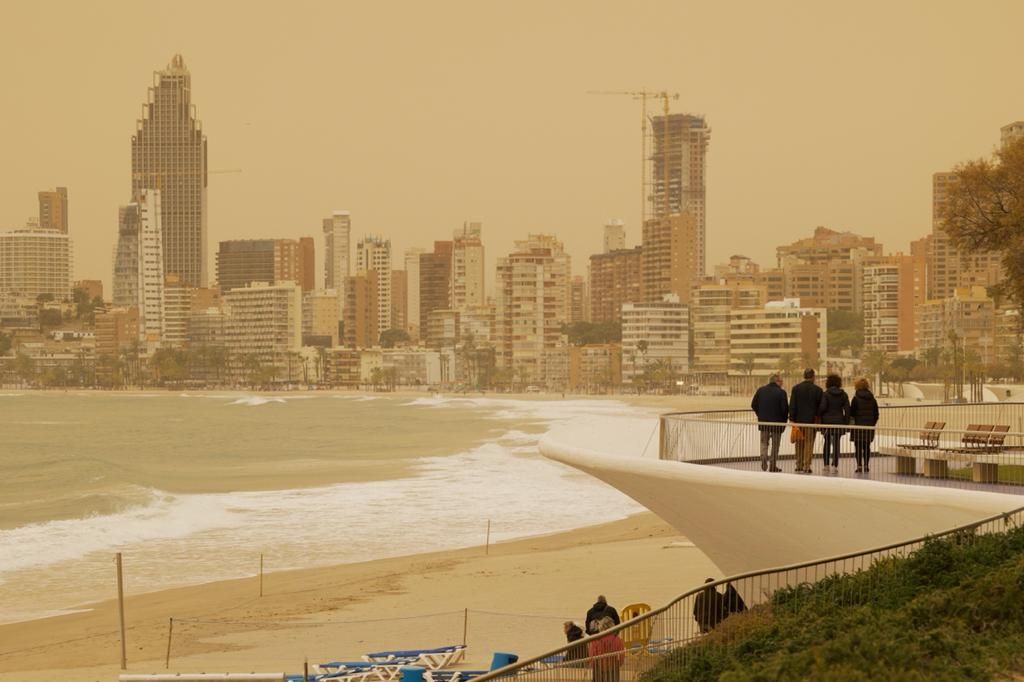 El polvo sahariano tiñe de amarillo la provincia de Alicante
