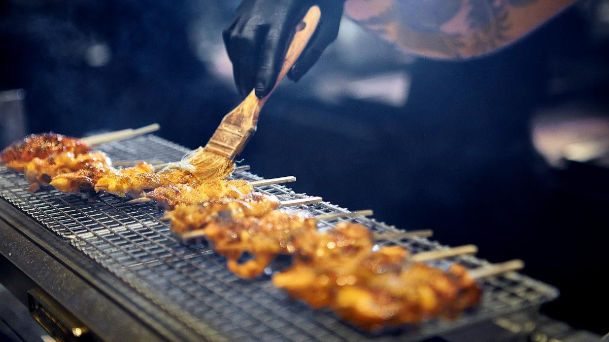 Yakitoris de Leña Ibiza, uno de los bocados emblemáticos del concepto de brasa del Grupo Dani García.