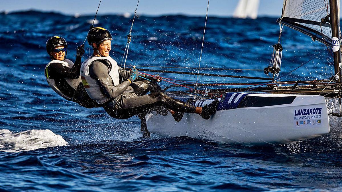 Tara Pacheco (left) and Florian Trittel, during one of the Nacra 17 class regattas held yesterday in Lanzarote.  |  |  LP / DLP