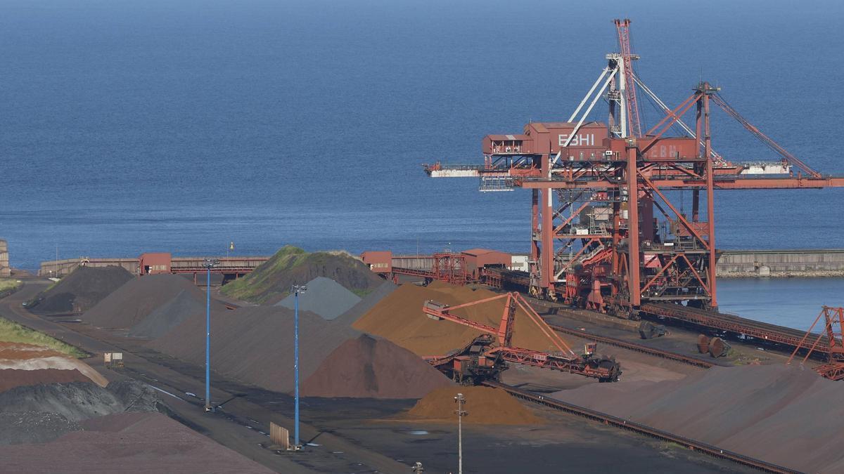 Instalaciones de Ebhisa, con parvas de mineral de hierro.