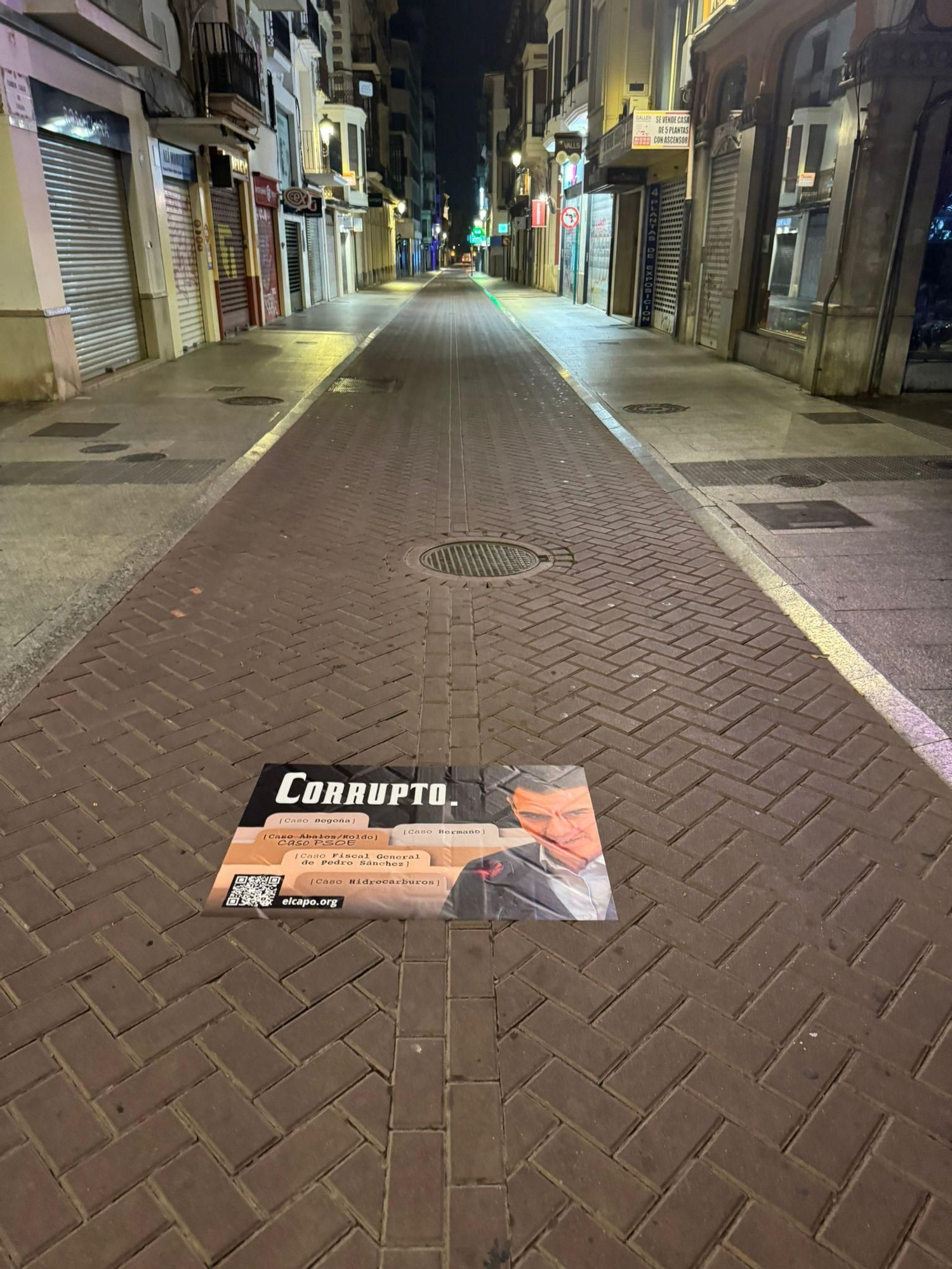 Galería de fotos: Castellón amanece plagada de pancartas en las que se señala a Pedro Sánchez como "corrupto"