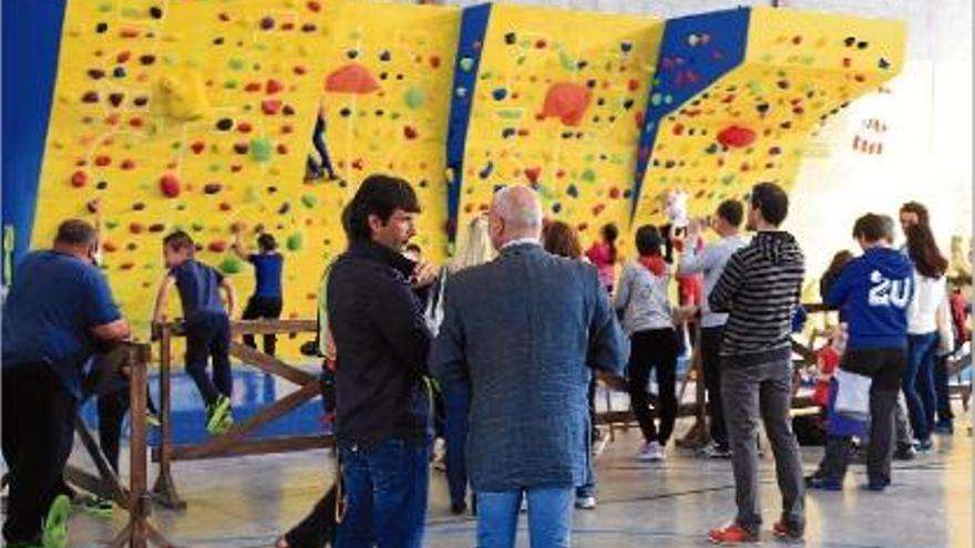 El regidor Salvi Canet i l&#039;alcalde, Xavier Sanllehí (a la dreta, d&#039;esquena), a l&#039;estrena del rocòdrom municipal.