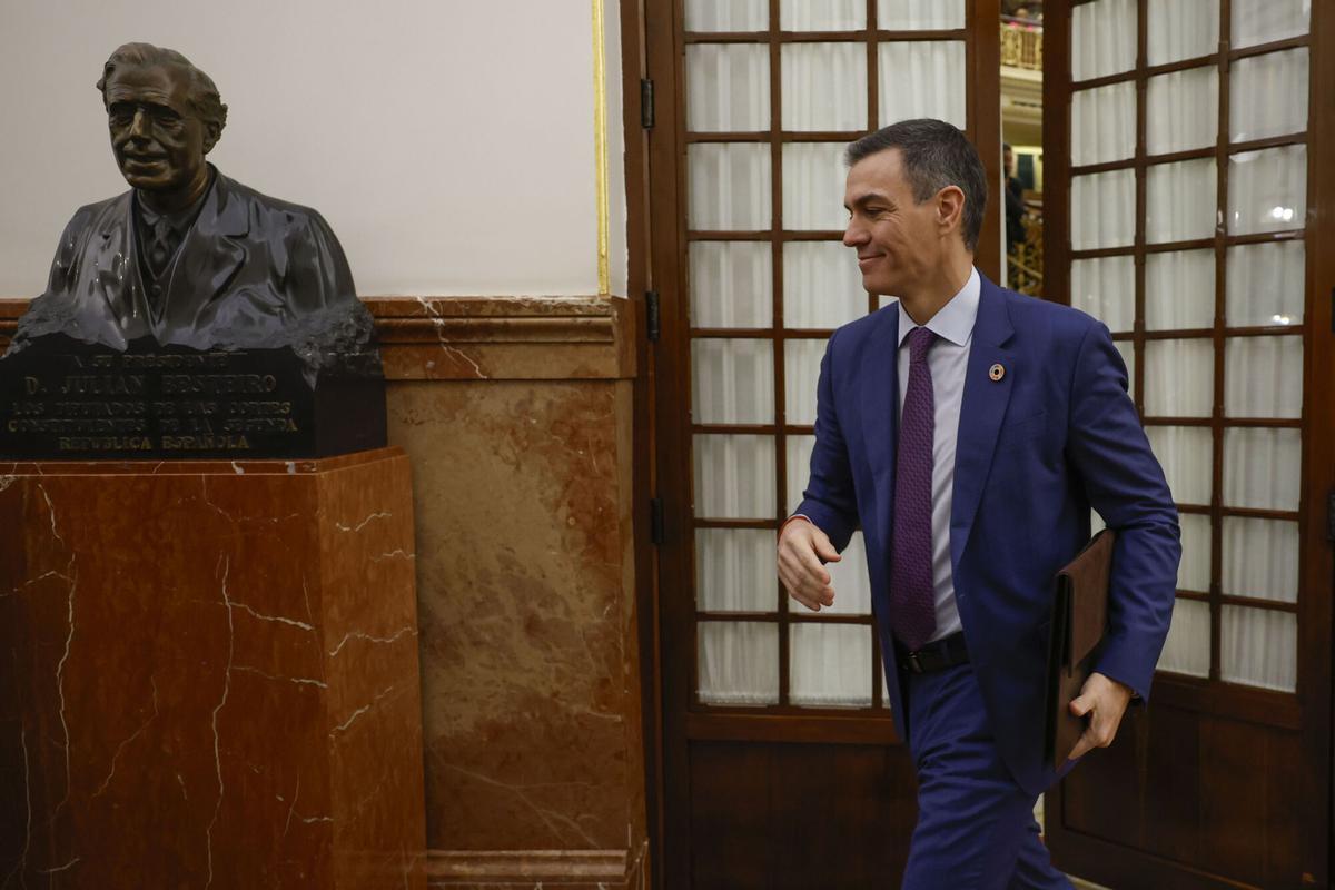 El presidente del Gobierno, Pedro Sánchez, sale del hemiciclo del Congreso.