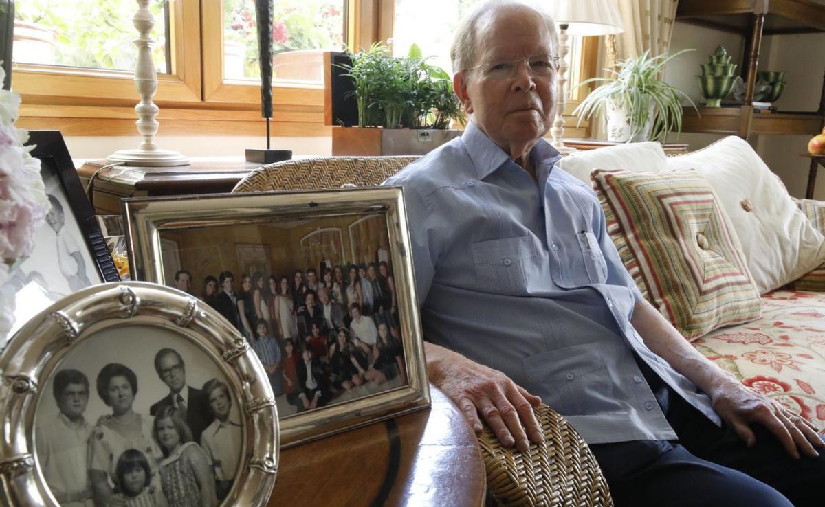 Pepín Corripio, en su casa de Villaviciosa, con dos fotografías de su familia. | Ángel González