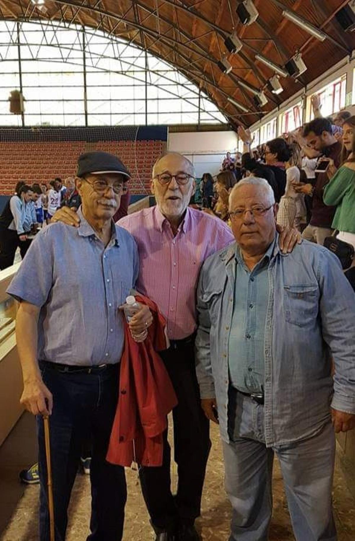 En el pabellón Serrano Macayo, con sus amigos Ángel Salgado y Agustín Valiente, 'Agusti'.