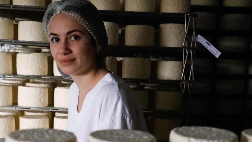 Noemí López, entre piezas de queso de La Peral. | Mara Villamuza