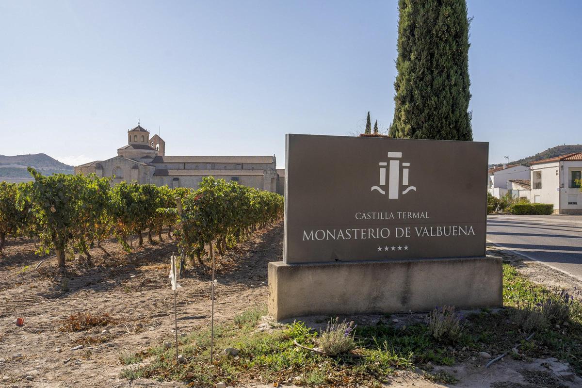 Vista de la entrada al hotel ubicado en el Monasterio de Valbuena, donde tendrá lugar la boda de la hija de Antonio Banderas y Melanie Griffith, Stella del Carmen, y su prometido, Alex Gruszynski.