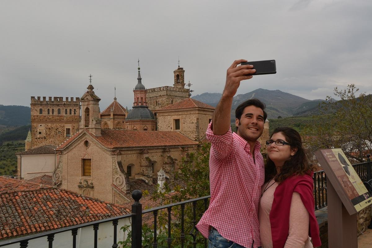Dos viajeros se hacen un 'selfie' en el mirador del Parque de la Constitución de Guadalupe.