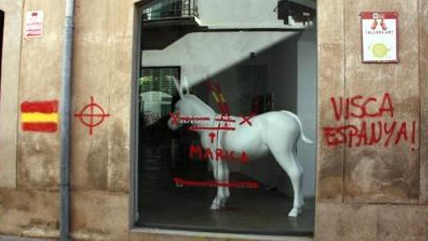 Vidres trencats i pintades feixistes a la galeria Dolors Ventós, al centre de Figueres