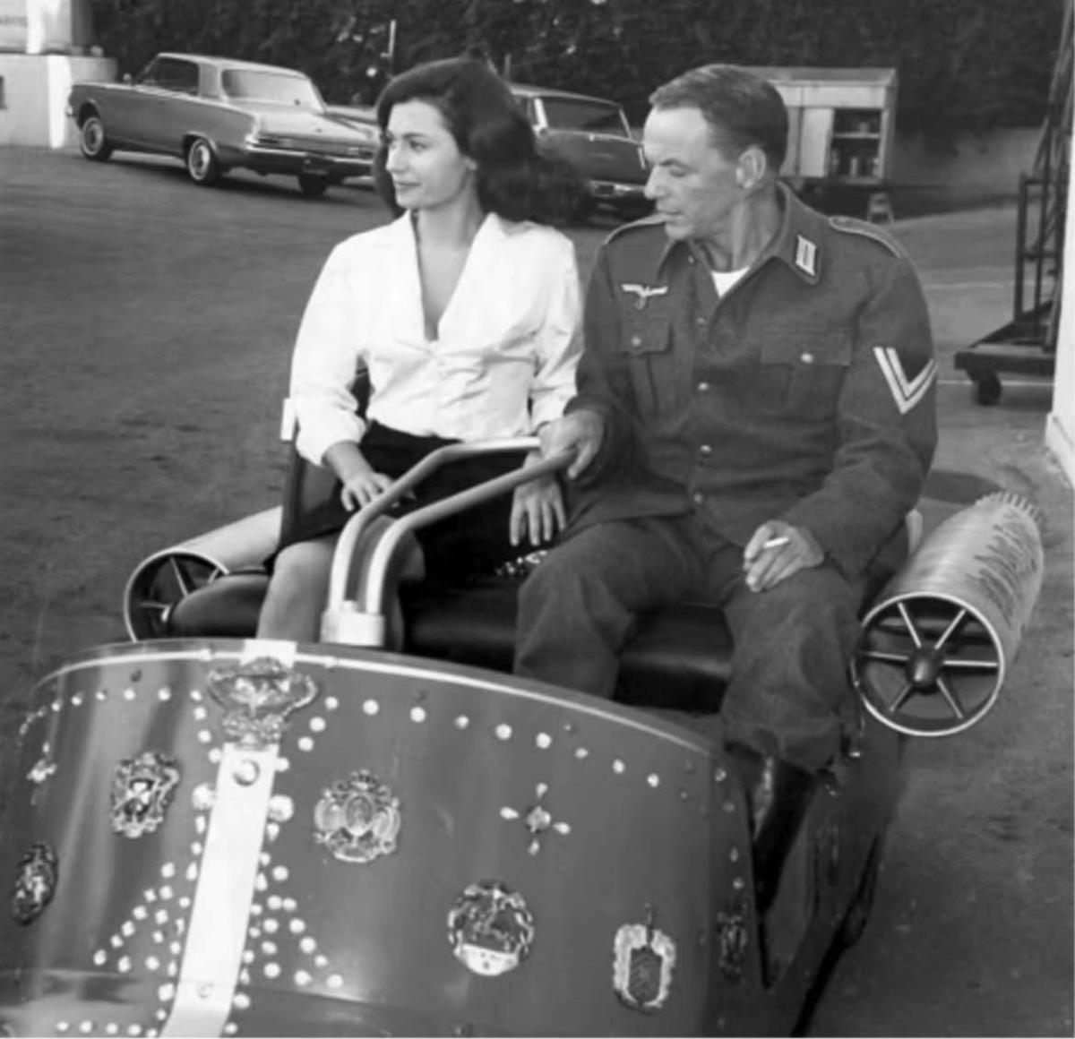 Frank Sinatra y Raffaella Carra durante el rodaje de 'El coronel Von Ryan' en Malaga