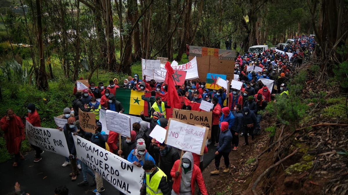 Cientos de personas se manifiestan en Tenerife contra las políticas migratorias