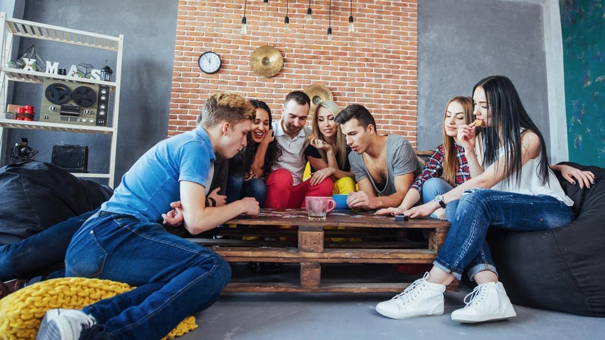 grupo de amigos jugando juego de mesa