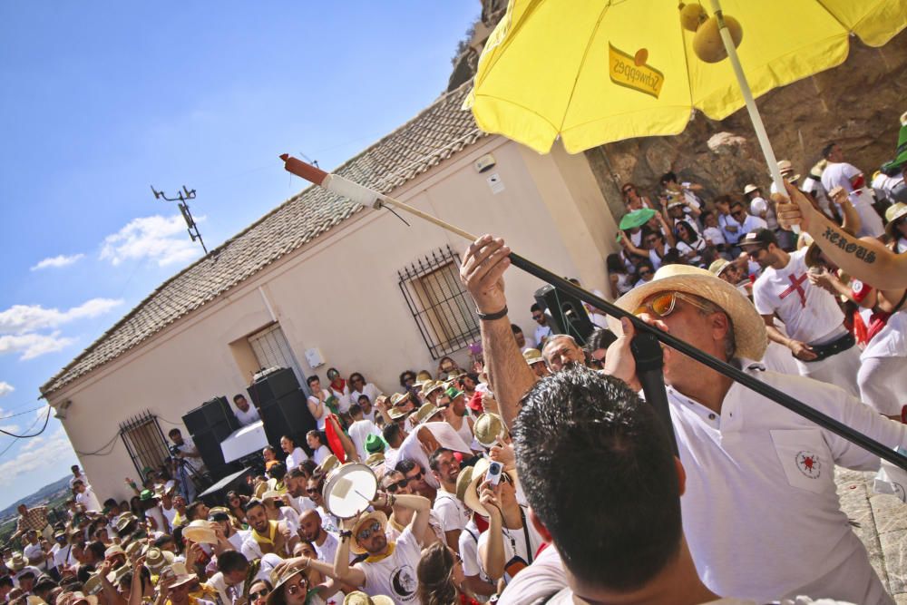 La ermita de San Roque congrega a decenas de personas para comenzar los festejos patronales y de Moros y Cristianos