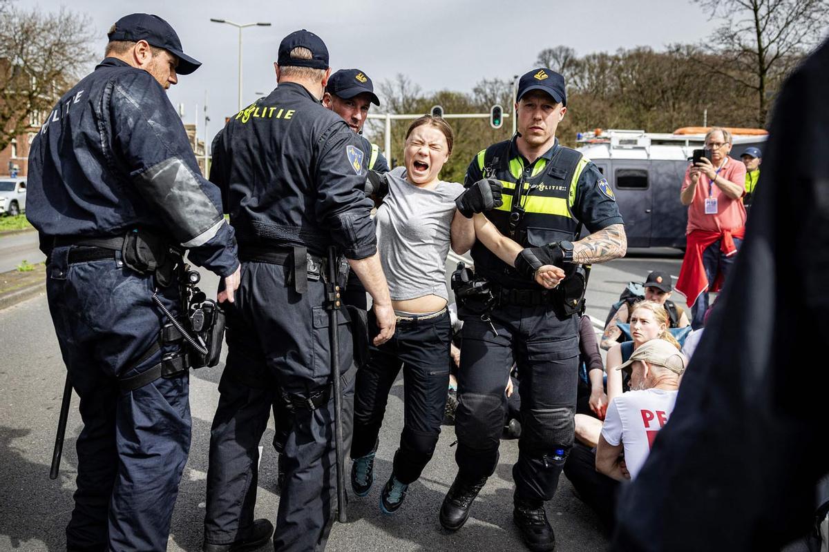 La activista climática Greta Thunberg  es detenida por agentes de policía durante una manifestación climática