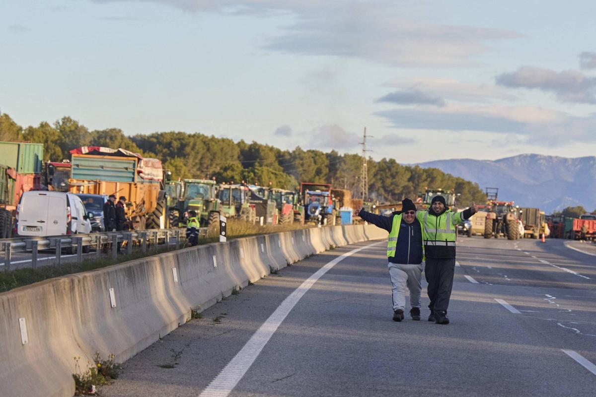 Les fotos del tall dels pagesos a l'AP-7 i l'N-II a l'Empordà