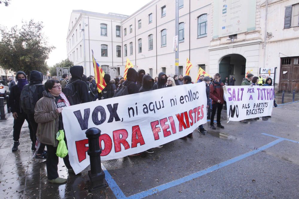 Un centenar d''antifeixistes reben Ortega Smith en l''acte de Vox a Salt