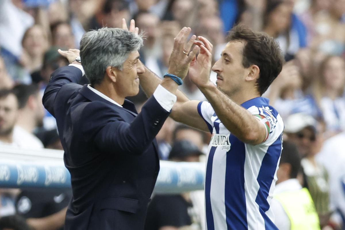 El delantero de la Real Sociedad Mikel Oyarzábal (d) celebra el segundo gol de su equipo con el entrenador Imanol Alguacil durante el partido de LaLiga entre la Real Sociedad y el Girona, este domingo en el estadio Reale Arena. EFE/ Javier Etxezarreta