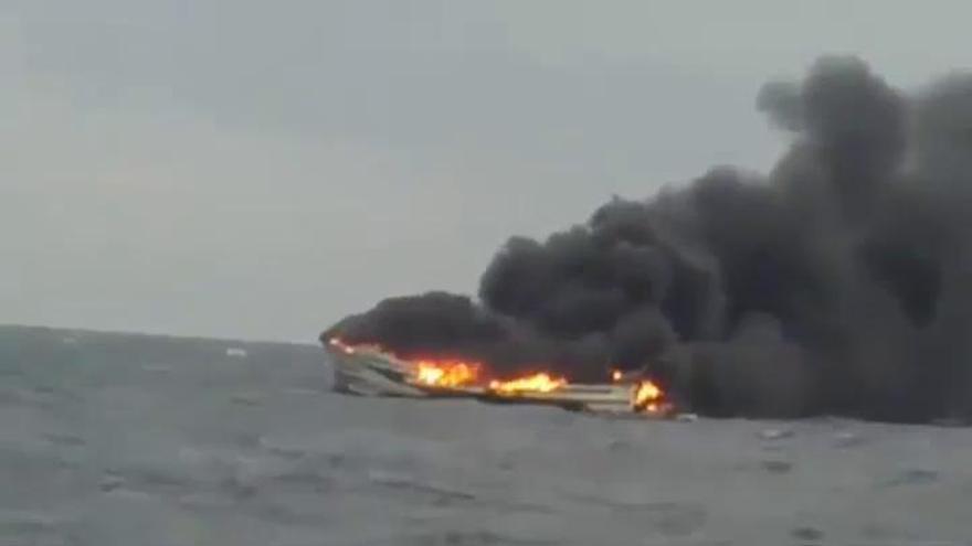 Un muerto en el incendio de un pesquero frente a la costa de Girona