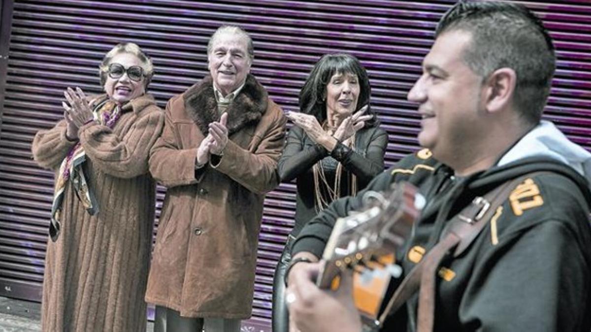 Maruja Garrido, Chacho y La Maña, disfrutando de la guitarra de Sicus Carbonell (Sabor de Gràcia), en Barcelona.