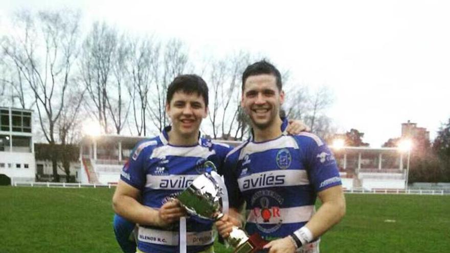Terry y Bonano con el trofeo de campeón de Asturias del Belenos.
