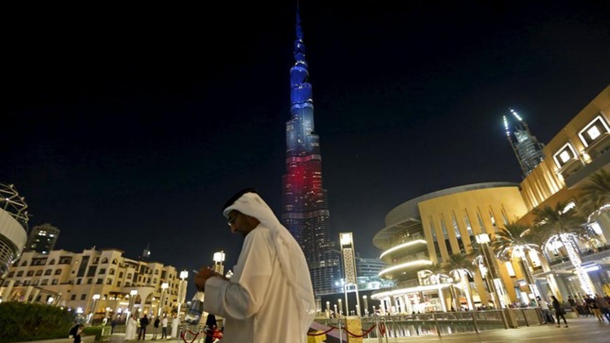 Azul blanco y rojo. Homenaje a París en la torre mas alta del mundo en Dubai