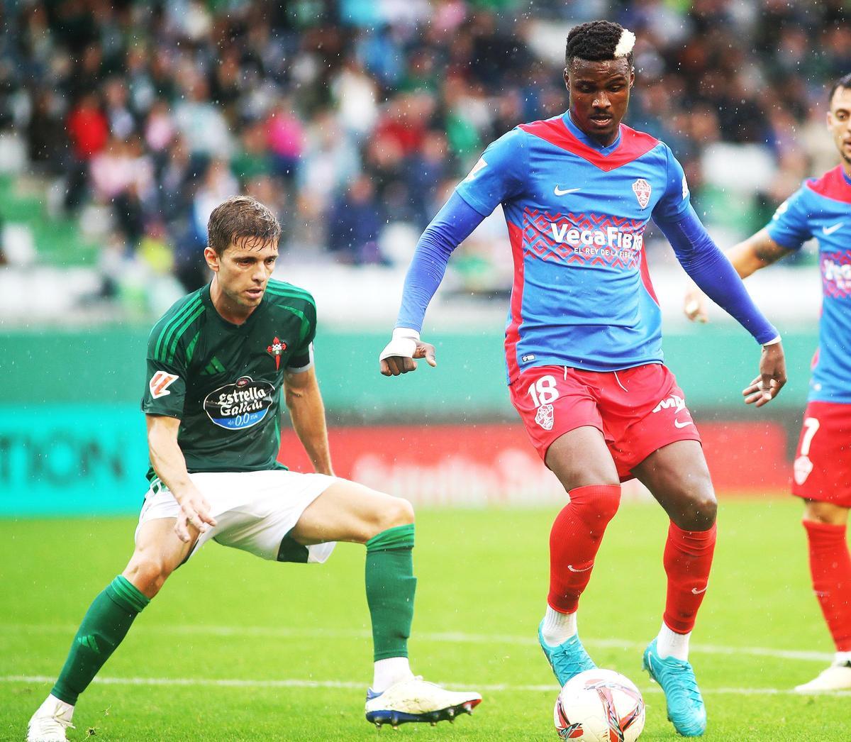 El Elche resbala en A Malata y frena su reacción (1-0) El Elche resbala en A Malata y frena su reacción (1-0)