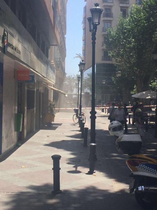 El humo sale por las ventanas del edificio