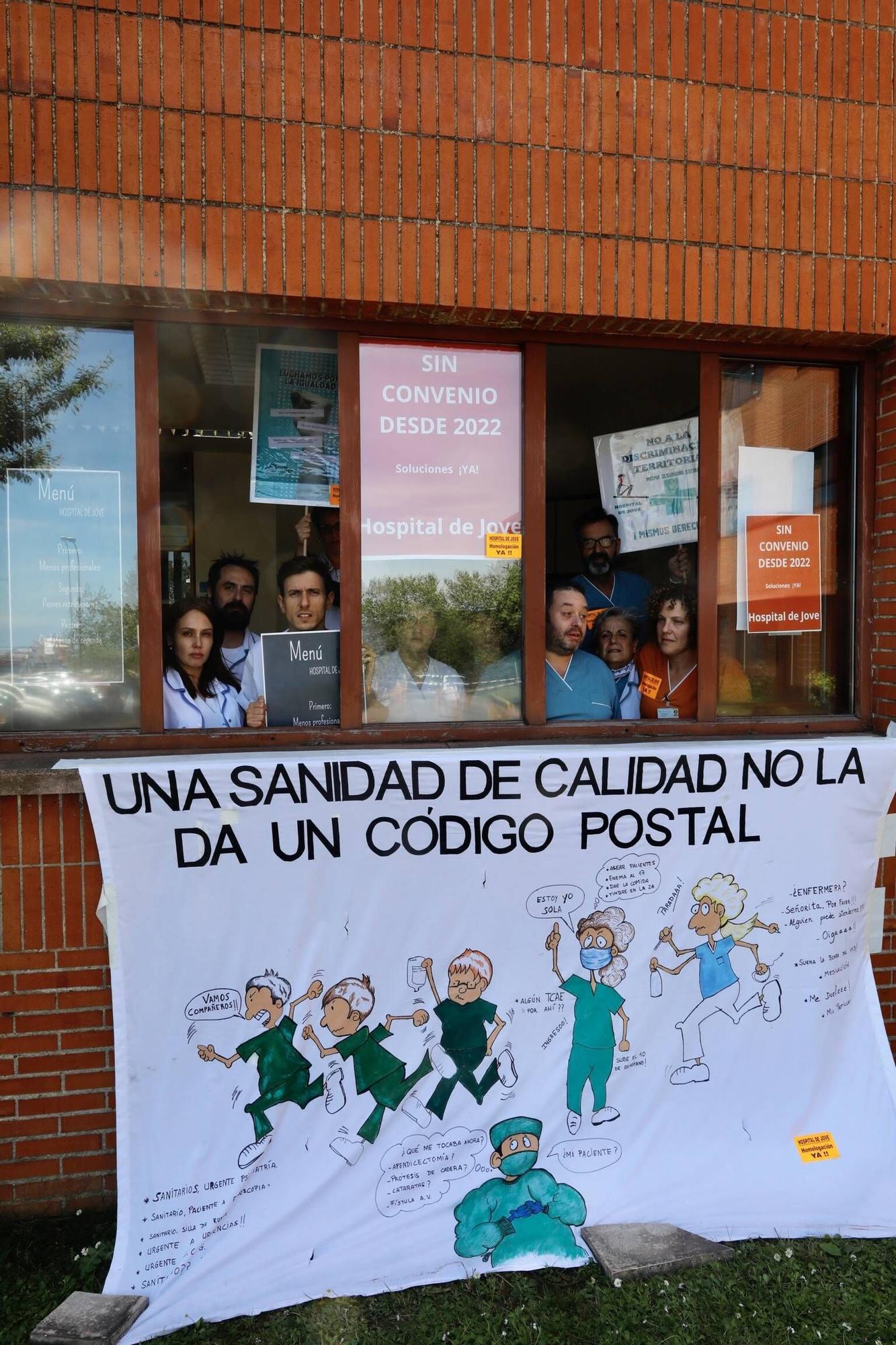 El encierro de sanitarios del Hospital de Jove (en imágenes)