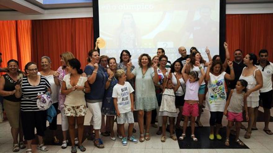 Familiares y amigos de José Carlos Hernández, ayer, en la Sociedad Democracia de Arrecife. | javier fuentes