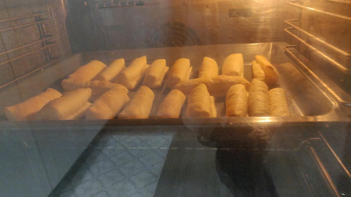 Casadielles en elaboración en el horno