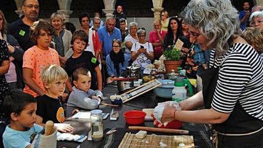 La demostració del procés d&#039;elaboració del drap piteu, al claustre del monestir, va ser molt reeixida