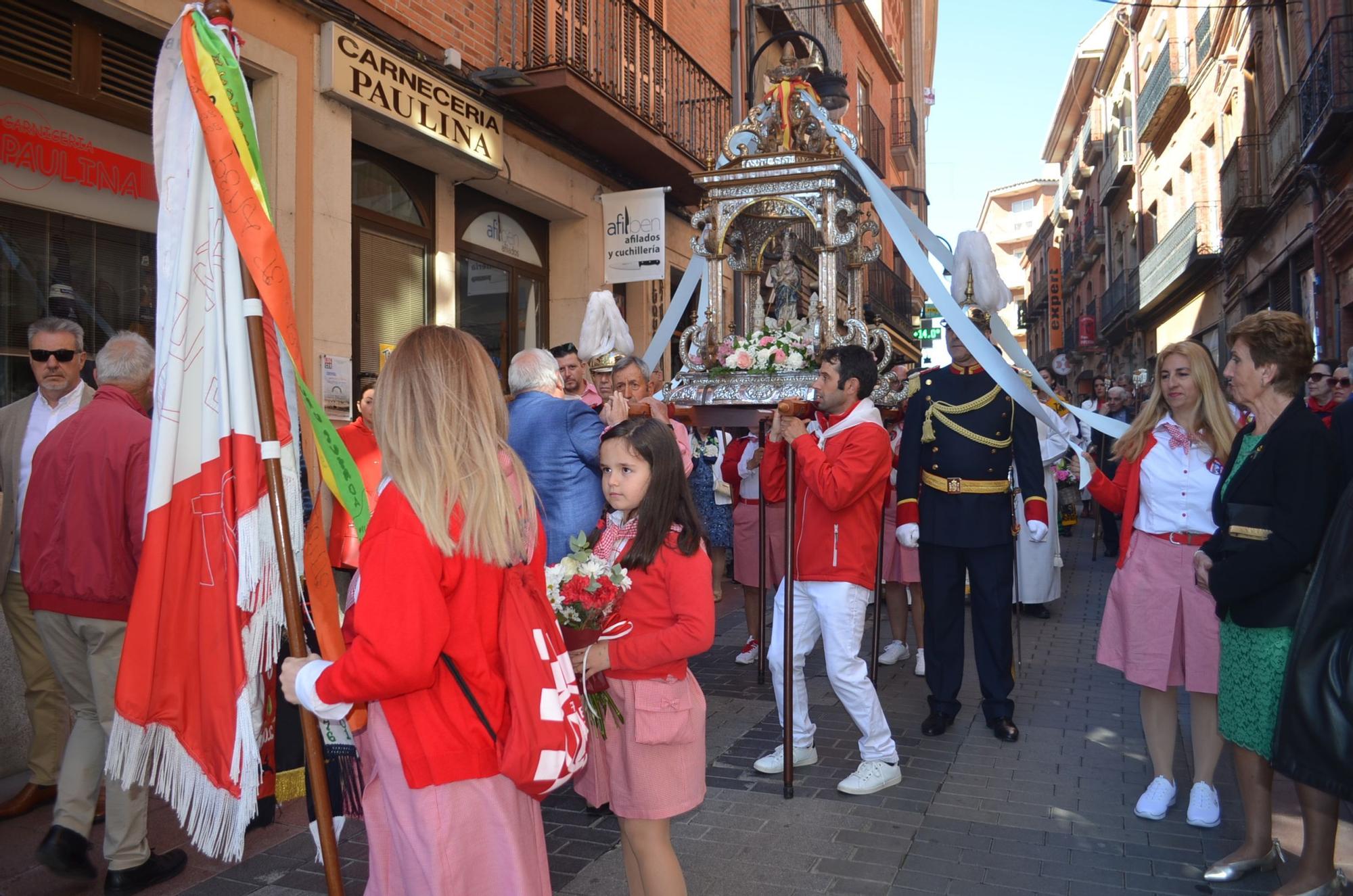 Fiestas de la Veguilla en Benavente: La patrona procesiona blindada por las doce peñas oficiales