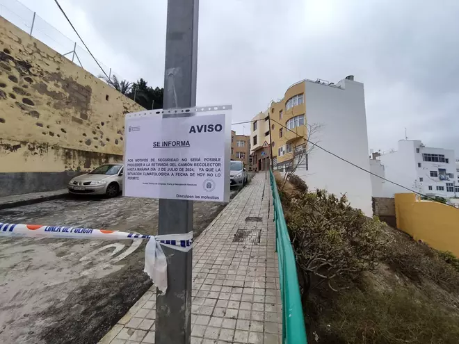 Un camión bloquea el acceso a Lugarejo