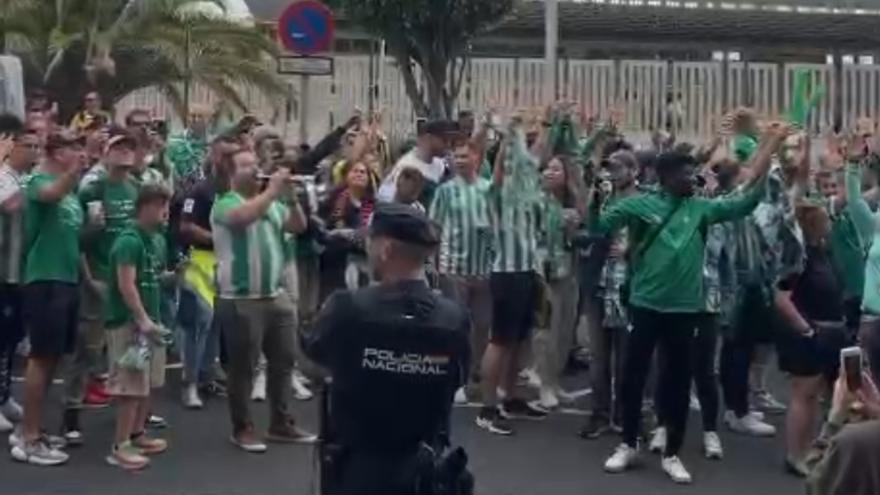 Cientos de aficionados del Betis cantan &quot;Las Palmas es de Primera&quot;
