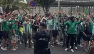 Cientos de aficionados del Betis cantan "Las Palmas es de Primera"