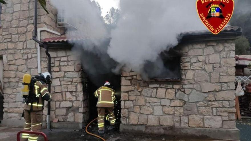 Los bomberos de la DPZ sofocan un incendio declarado en una vivienda de Pinsoro