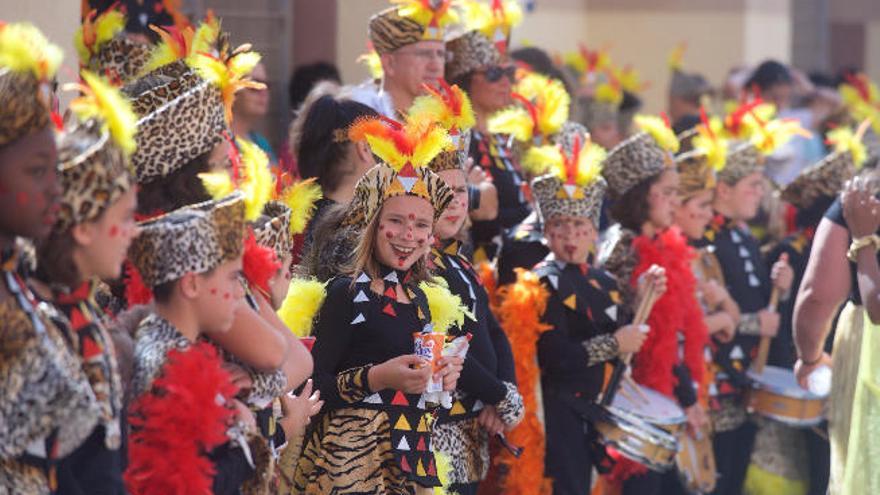 Los escolares de los colegios de Gran Tarajal salieron a disfrutar del pasacalle carnavalero.