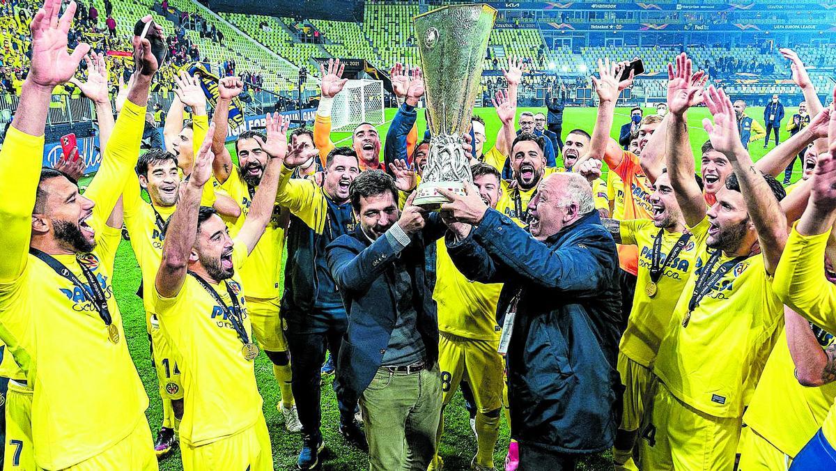 Fernando Roig Negueroles y José Manuel Llaneza, con el trofeo de la Europa League del Villarreal en 2021.