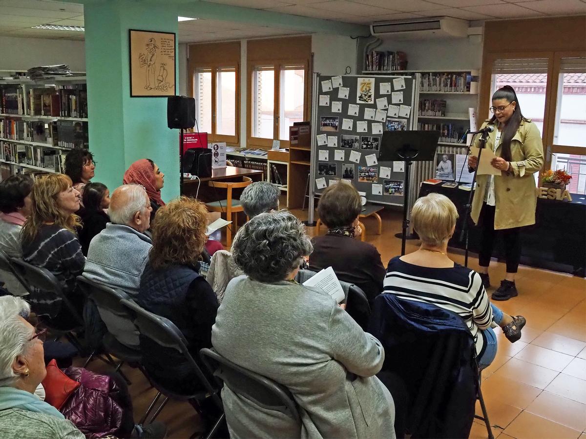 La biblioteca de Súria celebra el Dia Mundial de la Poesia, que es perllongarà durant mesos