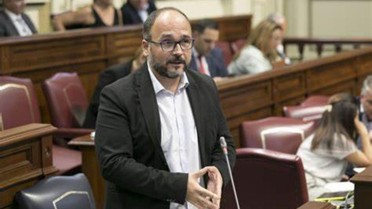 José Antonio Valbuena durante una intervención en el Parlamento de Canarias.