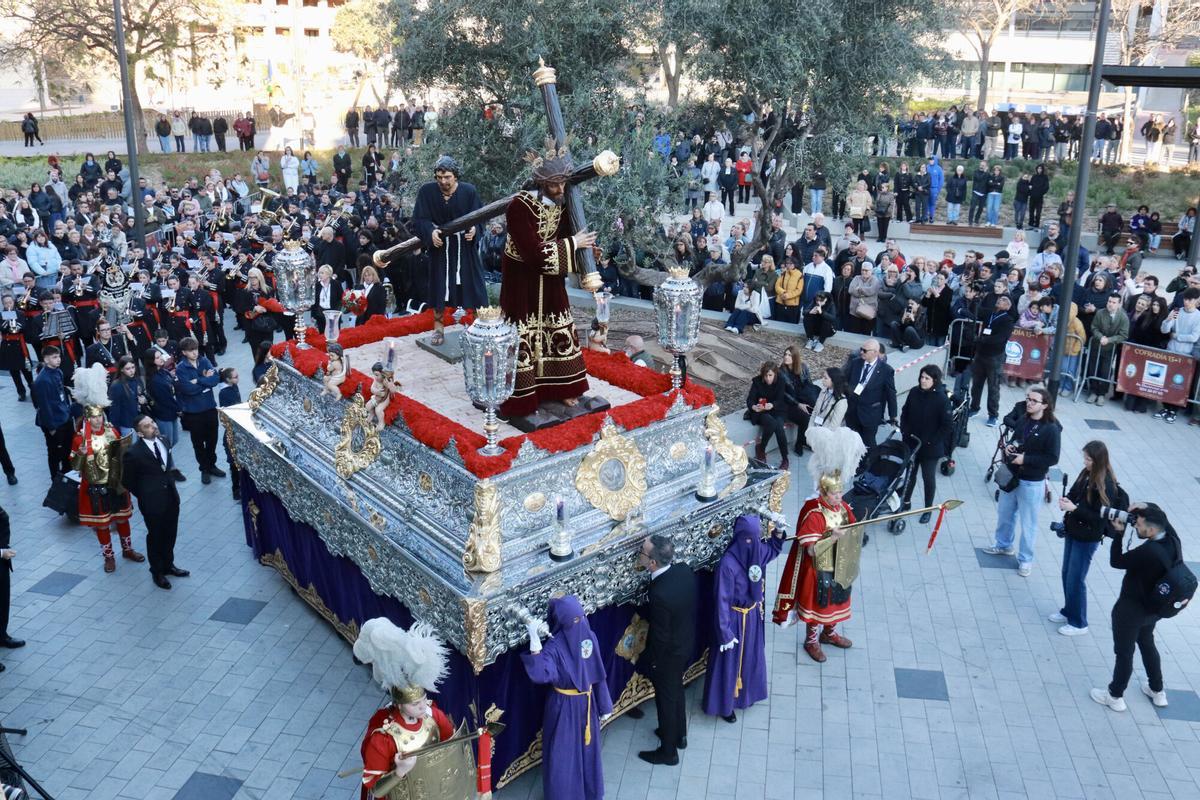 El pas de Jesús de Nazaret a la processó de Divendres Sant de la Confraria 15+1 de l’Hospitalet de Llobregat.