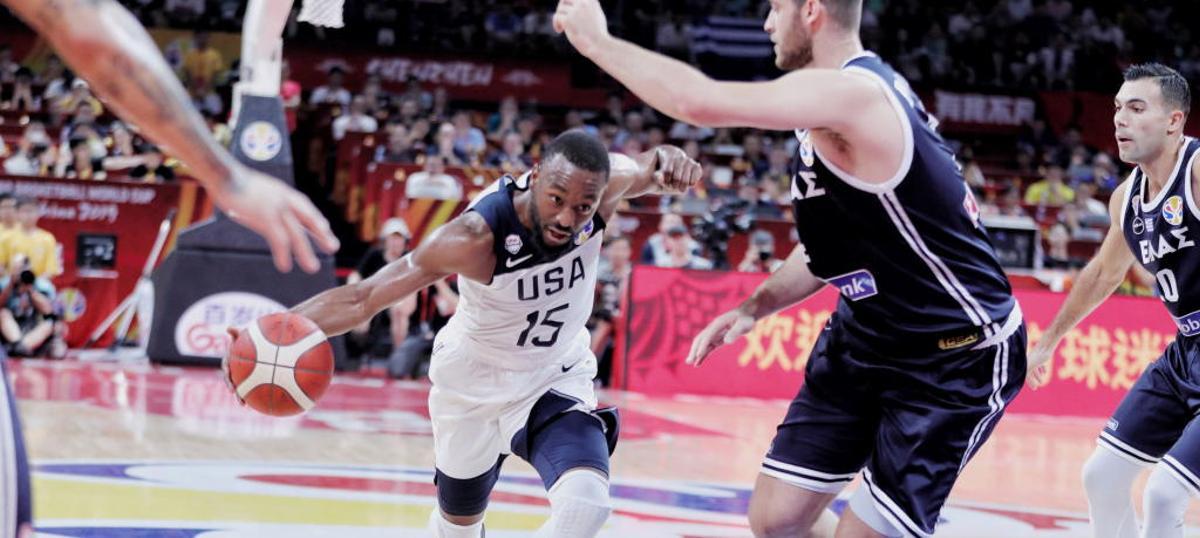 Kemba Walker (i) en una acción contra Georgios Papagiannis.