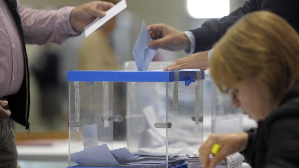 Mesa electoral durante las elecciones municipales.