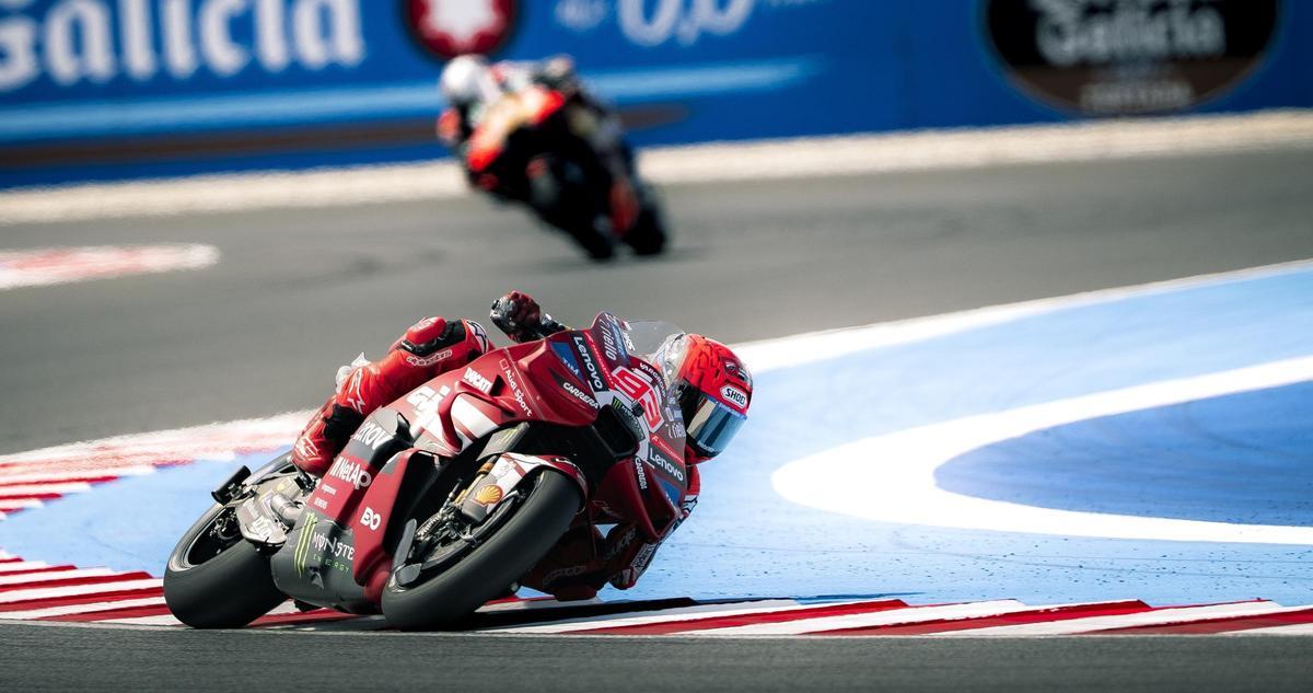 Marc Márquez (Ducati) se aleja de Pedro Acosta (KTM), en las primeras vueltas de la prueba al 'sprint' de ayer en Hungría.que´ñ